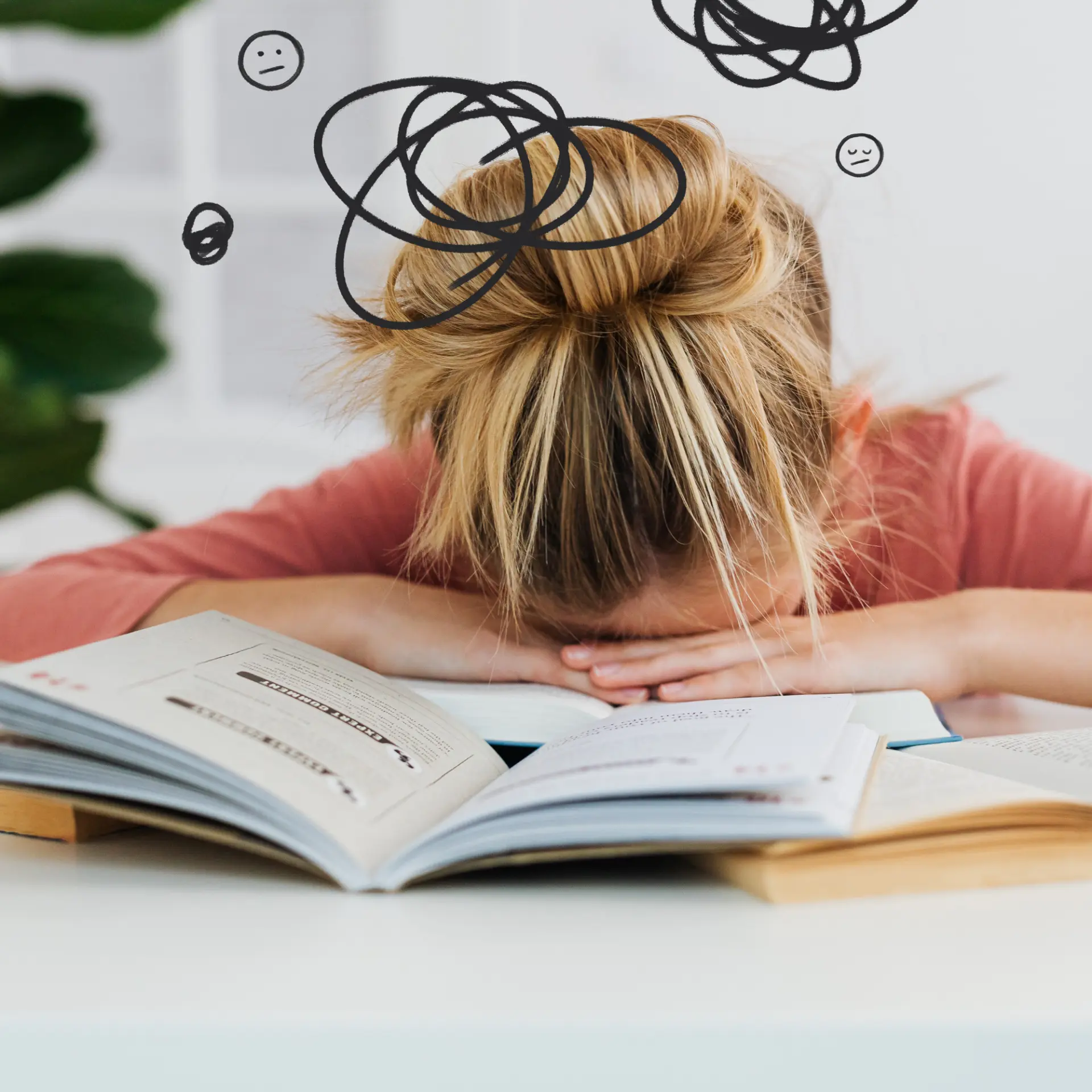 Estudante com a cabeça sobre os livros, sem saber por onde começar