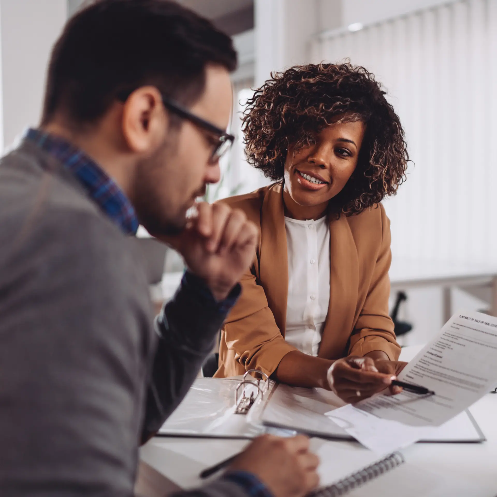 Consultora explicando documentos para um cliente